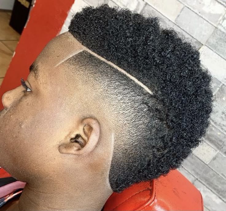 Mohawk afro con raya diagonal
