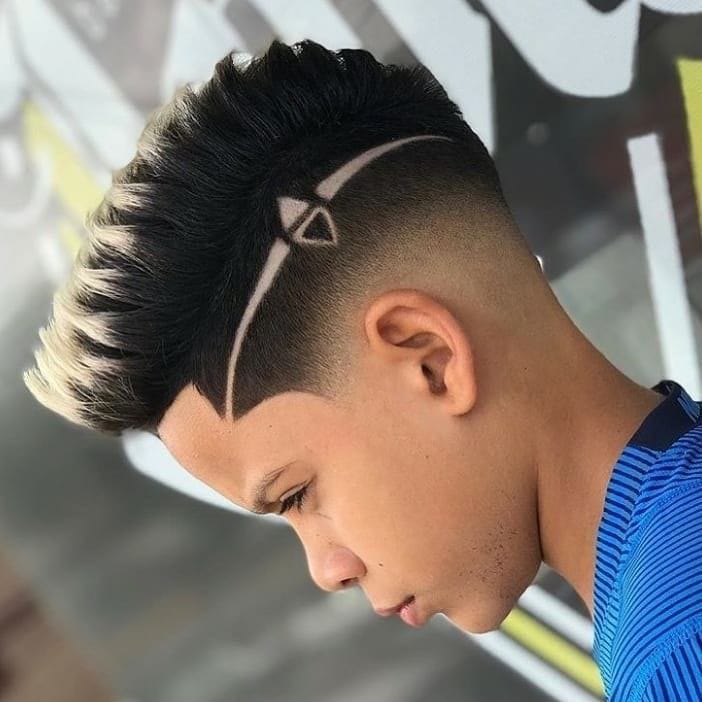 Pompadour alto con diseño minimalista