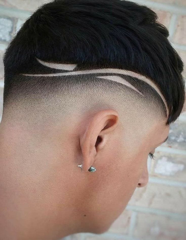 Pompadour con raya curva